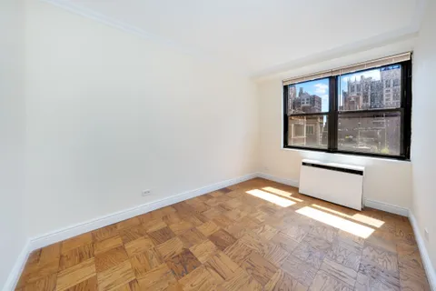 $598,000 | 305 East 40th Street, Unit 17C | Murray Hill