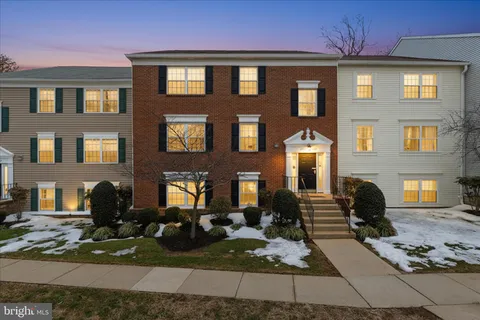 $295,000 | 12161 Chaucer Lane, Unit 12161, Woodbridge, VA 22192