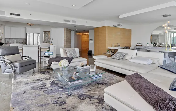 $3,900,000 | 10 Venetian Way, Unit 804, Miami Beach, FL 33139