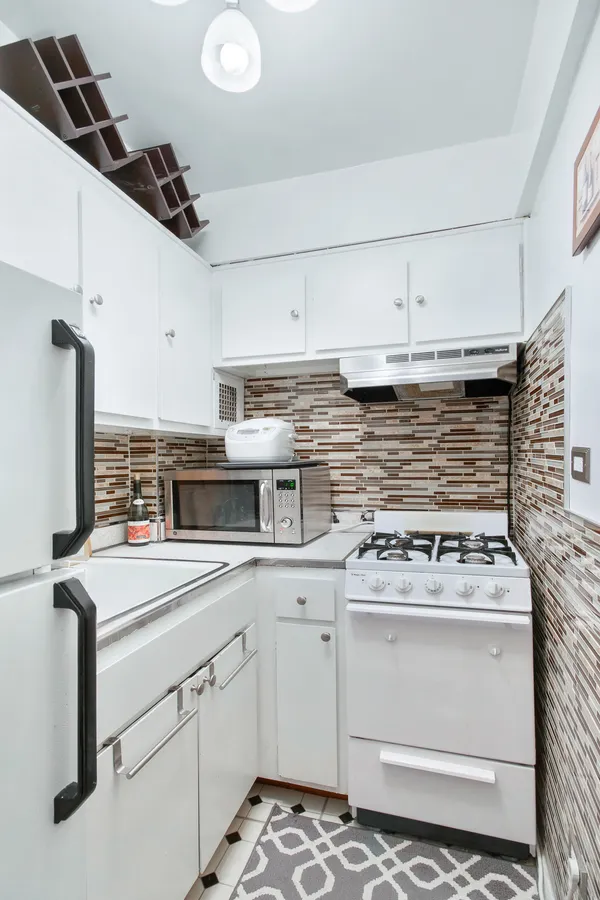 $3,300 | 335 East 51st Street, Unit 10C | Midtown East