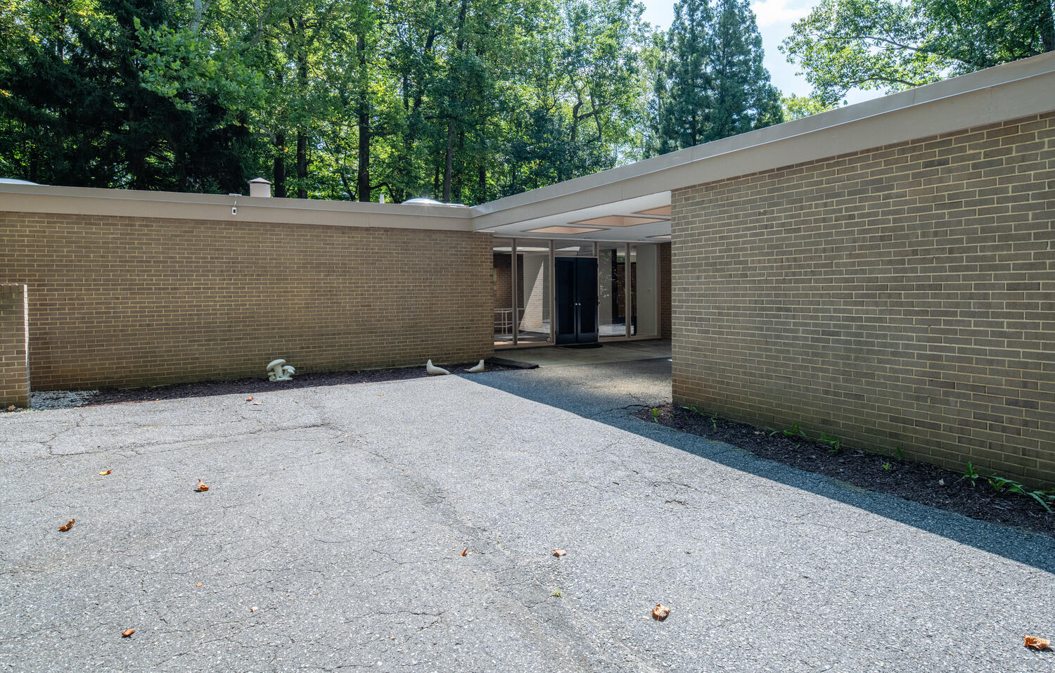 7101 Crail Drive Bethesda, MD 20817 - Photo 8 of 15 a backyard of a house
