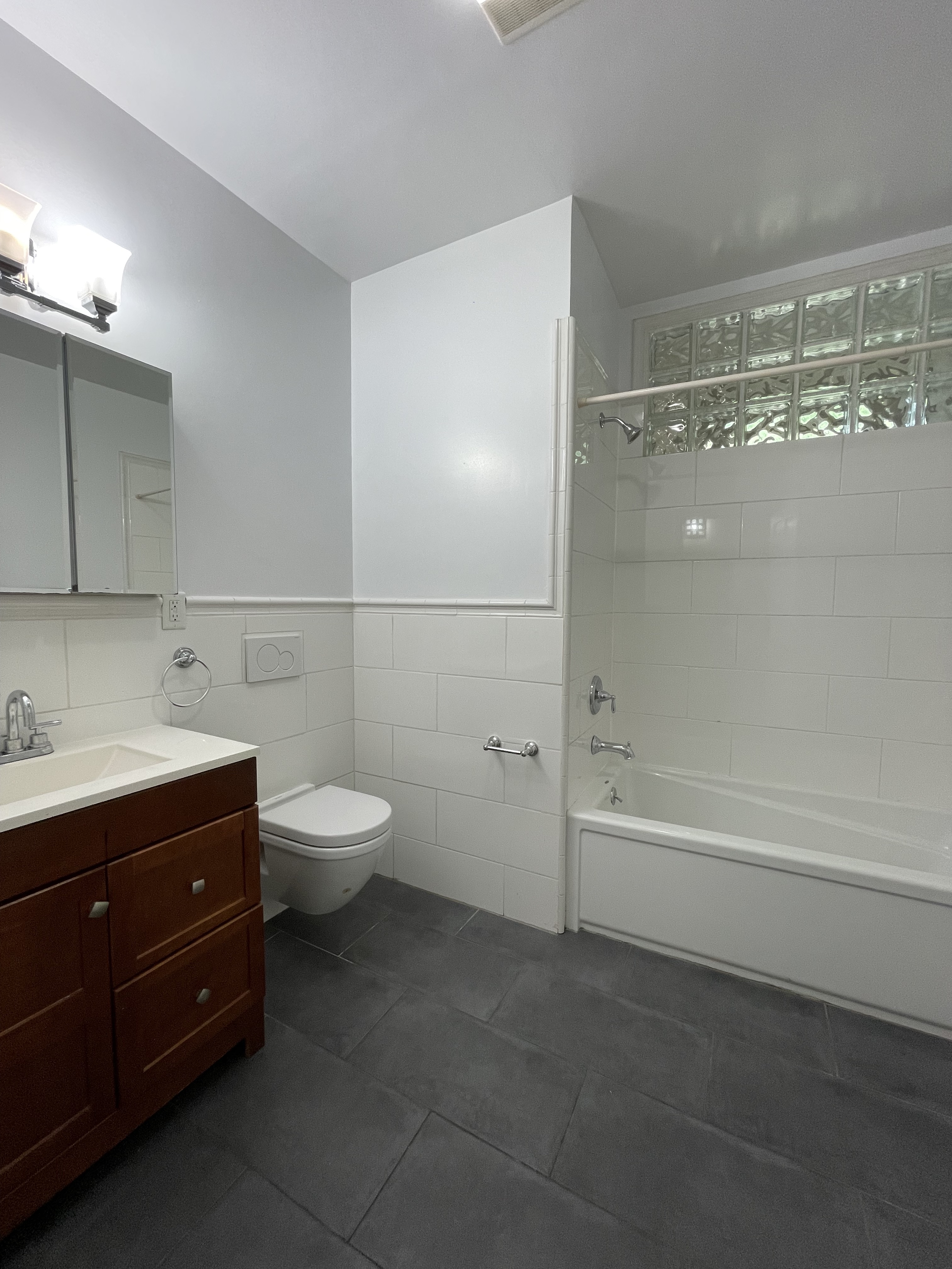263 Adelphi Street, Unit 1 Brooklyn, NY 11205 - Photo 8 of 14 a bathroom with a toilet a sink and bathtub