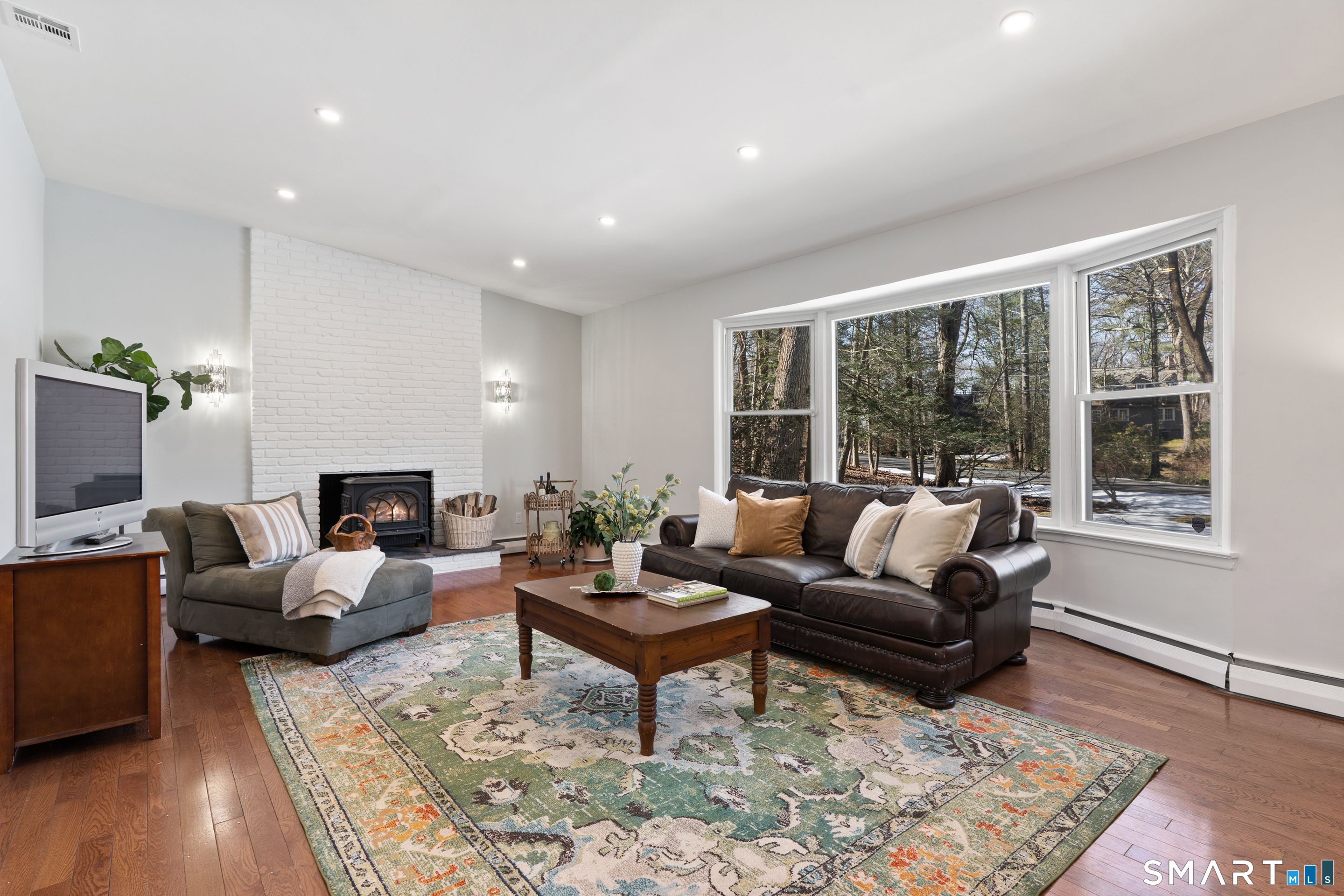 202 Fox Ridge Road Stamford, CT 06903 - Photo 4 of 40