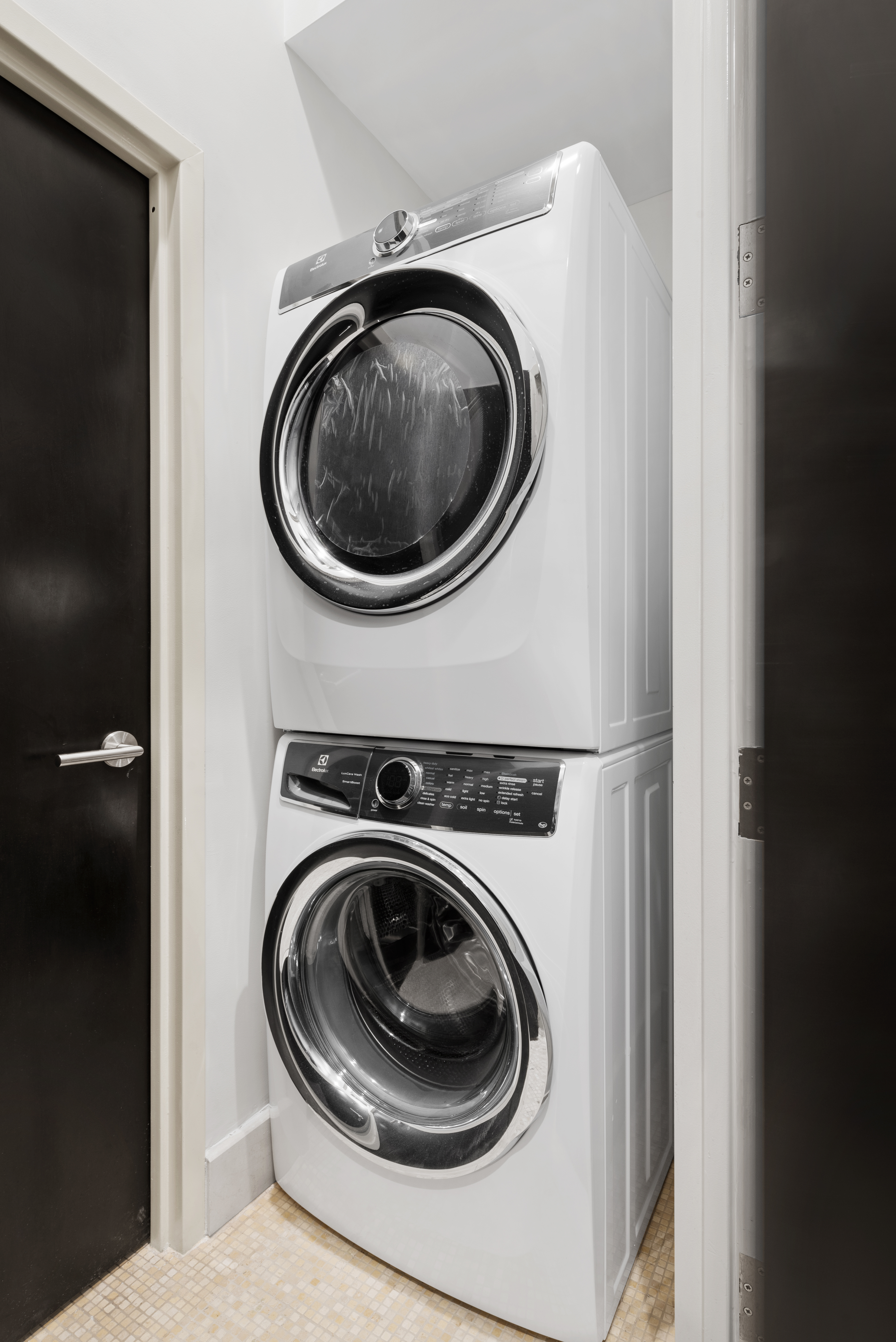 175 Franklin Street, Unit 3 Manhattan, NY 10013 - Photo 7 of 11 a utility room with dryer and washer