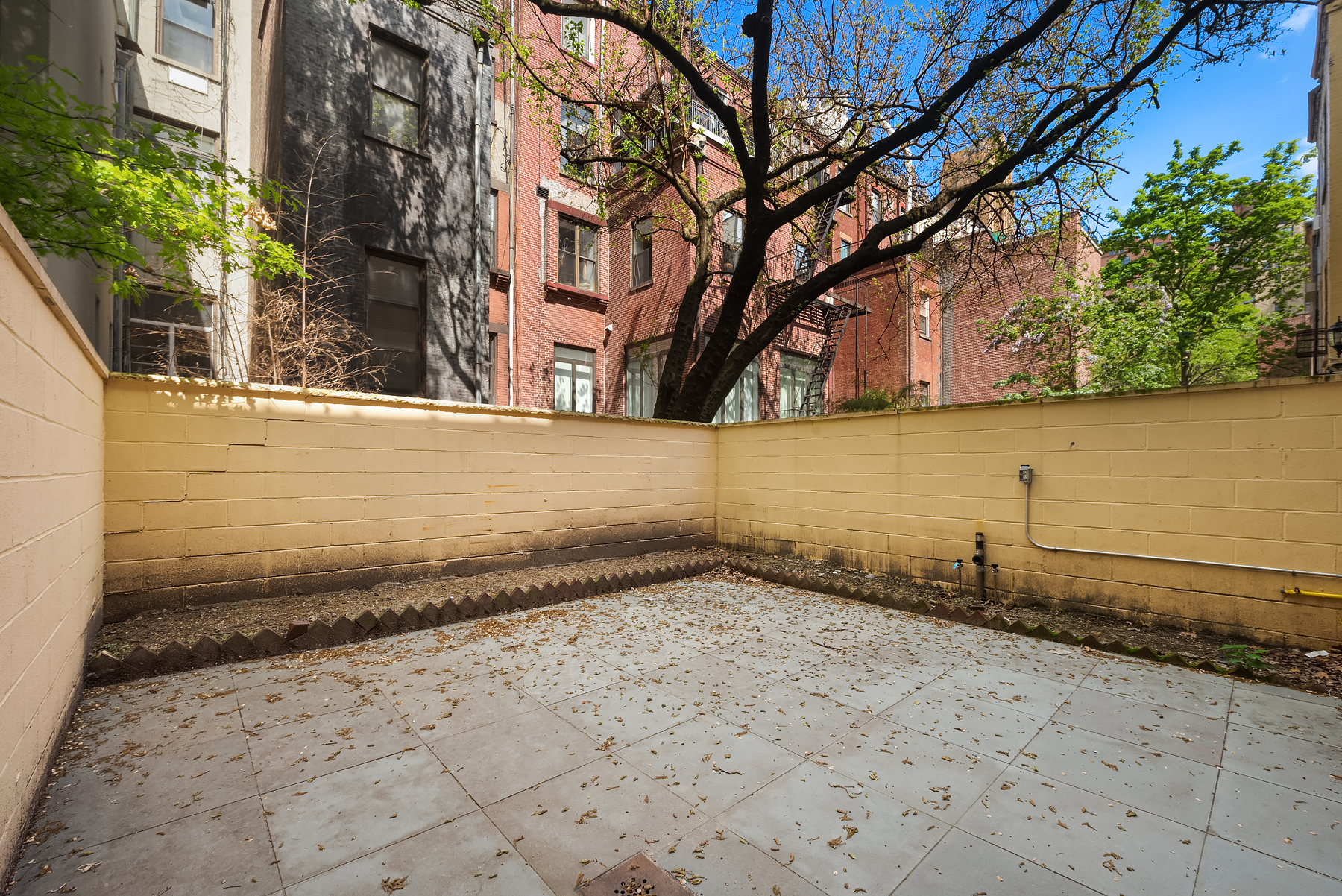 61 West 70th Street, Unit 1A Manhattan, NY 10023 - Photo 14 of 15 a backyard of a house