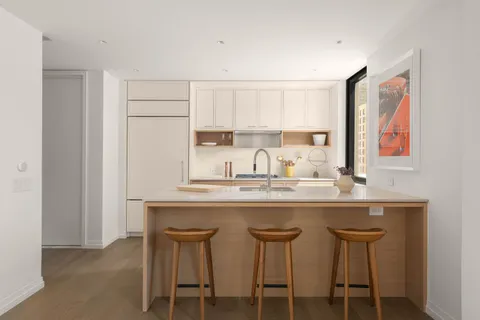 $2,495,000 | 250 West 96th Street, Unit 8F | Upper West Side