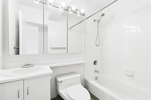 $1,850,000 | 2250 Broadway, Unit 6K | Upper West Side