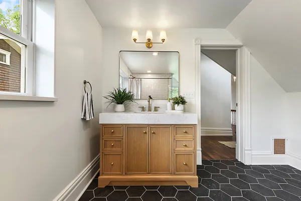 $650,000 | 526 10th Street, Oakmont, PA 15139