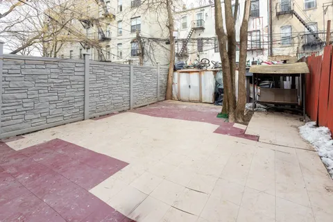 a view of backyard of a building