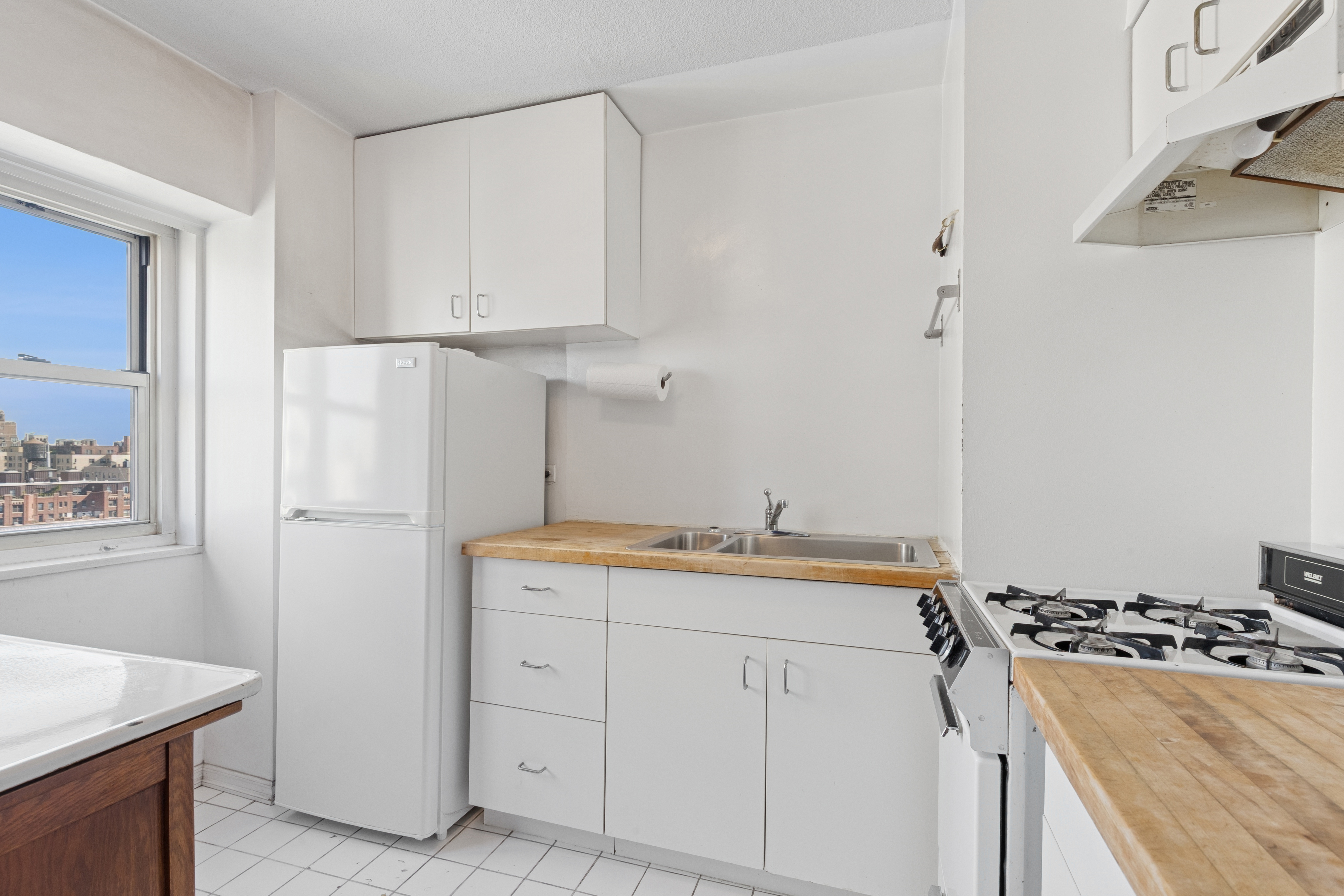 609 Columbus Avenue, Unit 18E Manhattan, NY 10024 - Photo 5 of 10 a kitchen with a stove and a refrigerator