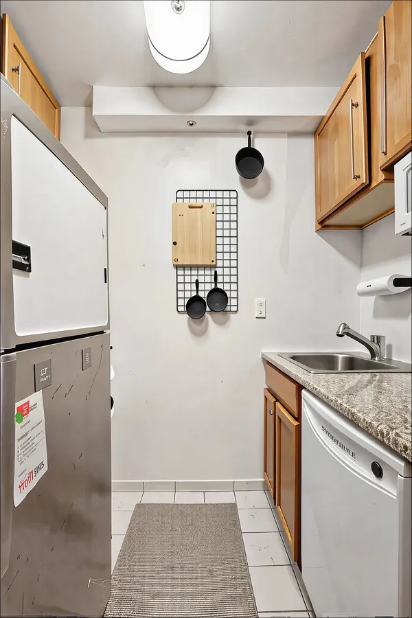 $3,500 | 350 West 50th Street, Unit 2DD | Hell's Kitchen