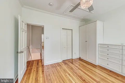 $1,200,000 | 524 10th Street Southeast, Washington, DC 20003