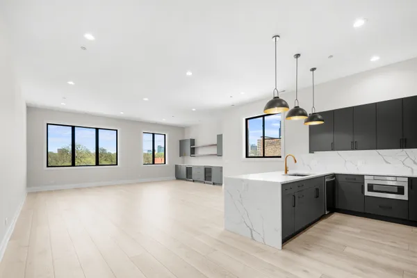 $8,000 | 1327 West Taylor Street, Unit 4, Chicago, IL 60607