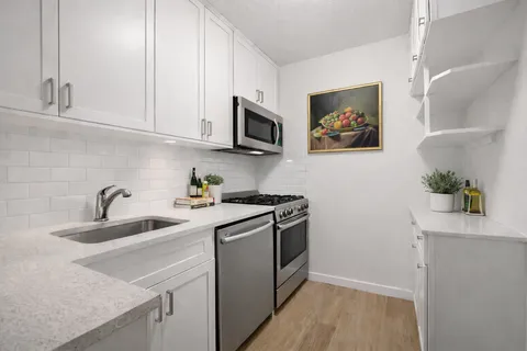 $700,000 | 75 Henry Street, Unit 9G | Brooklyn Heights