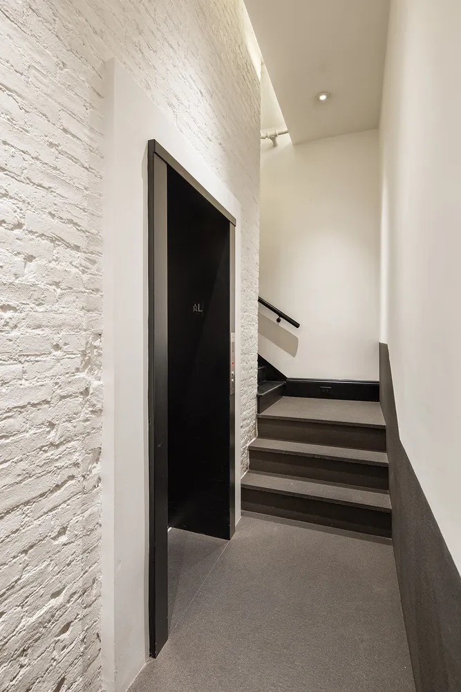 a picture of a picture of a black and white photo