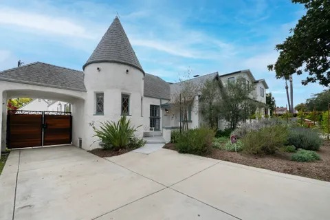a view of entryway with garden