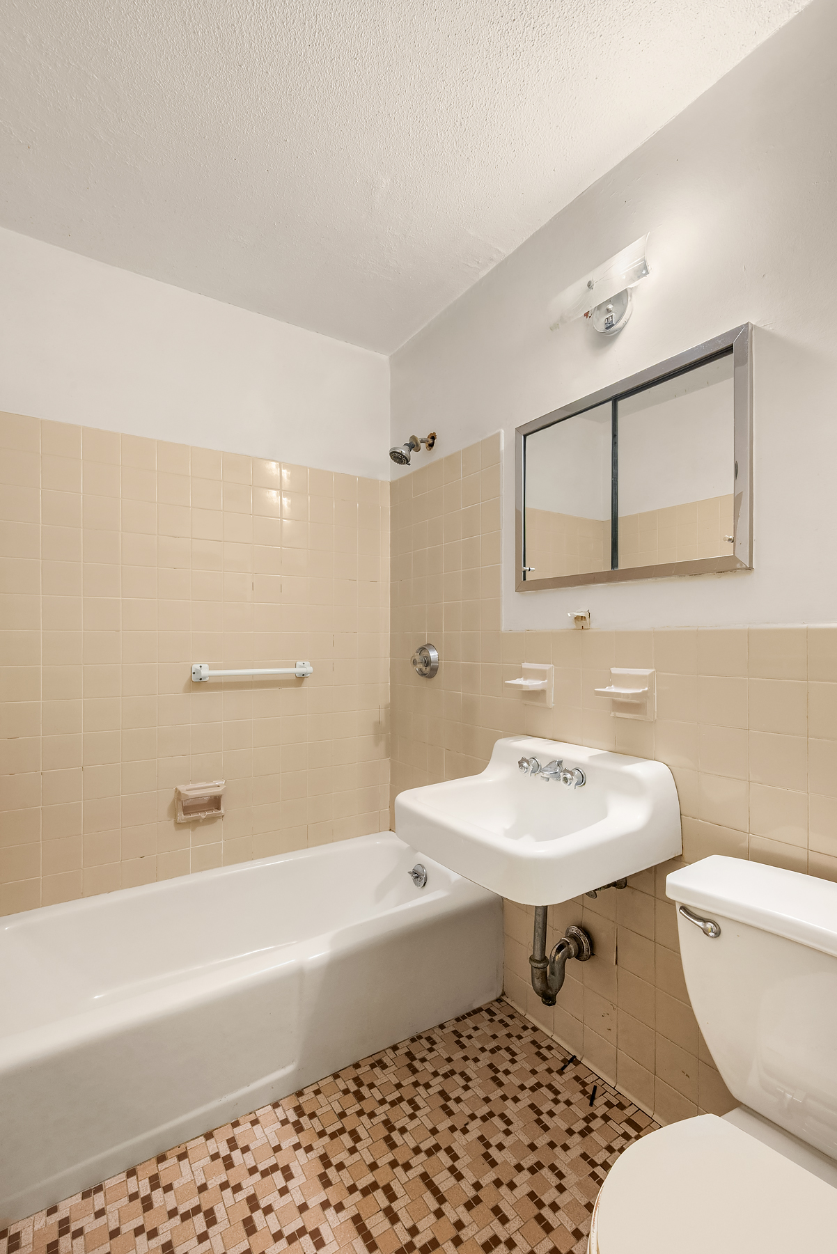 75 Henry Street, Unit 9G Brooklyn, NY 11201 - Photo 9 of 13 a bathroom with a sink toilet and bathtub