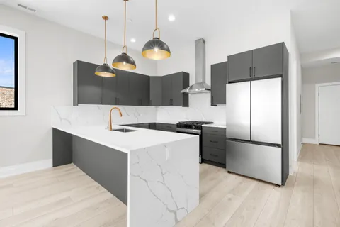 $8,000 | 1327 West Taylor Street, Unit 4, Chicago, IL 60607