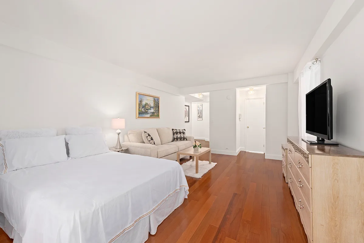 225 East 46th Street, Unit 8J Manhattan, NY 10017 - Photo 2 of 13 Gallery Image 2