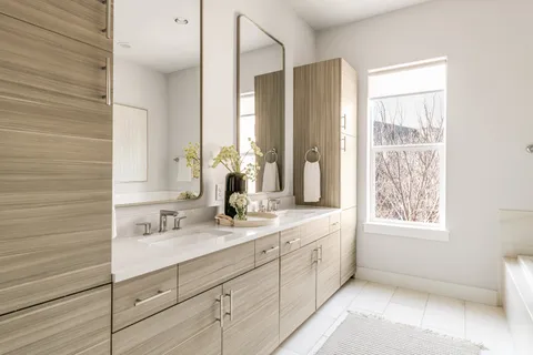 $649,000 | 381 East Greenbriar Lane, Unit 401, Dallas, TX 75208