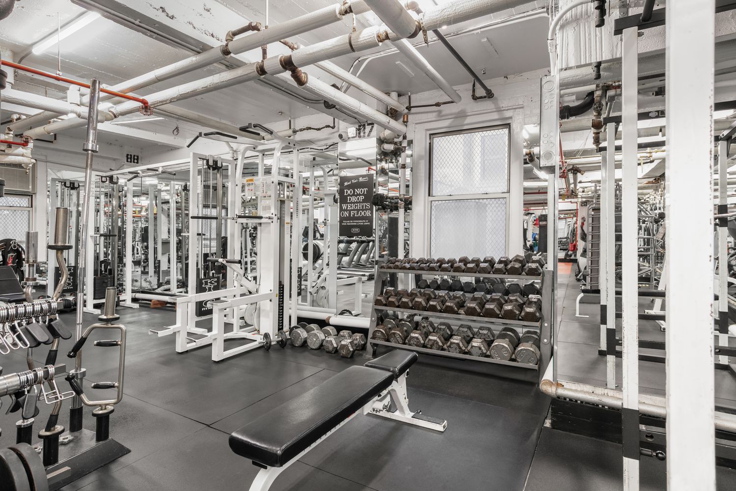 333 East 43rd Street, Unit 909 Manhattan, NY 10017 - Photo 17 of 22 a view of gym