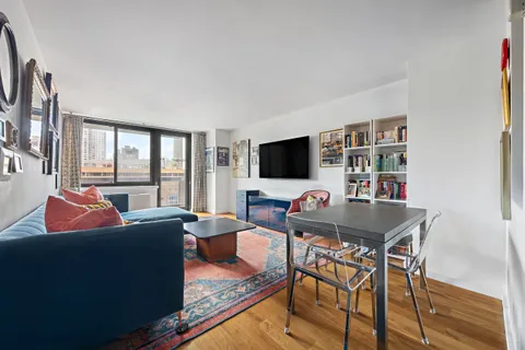 $995,000 | 515 East 72nd Street, Unit 11N | Lenox Hill