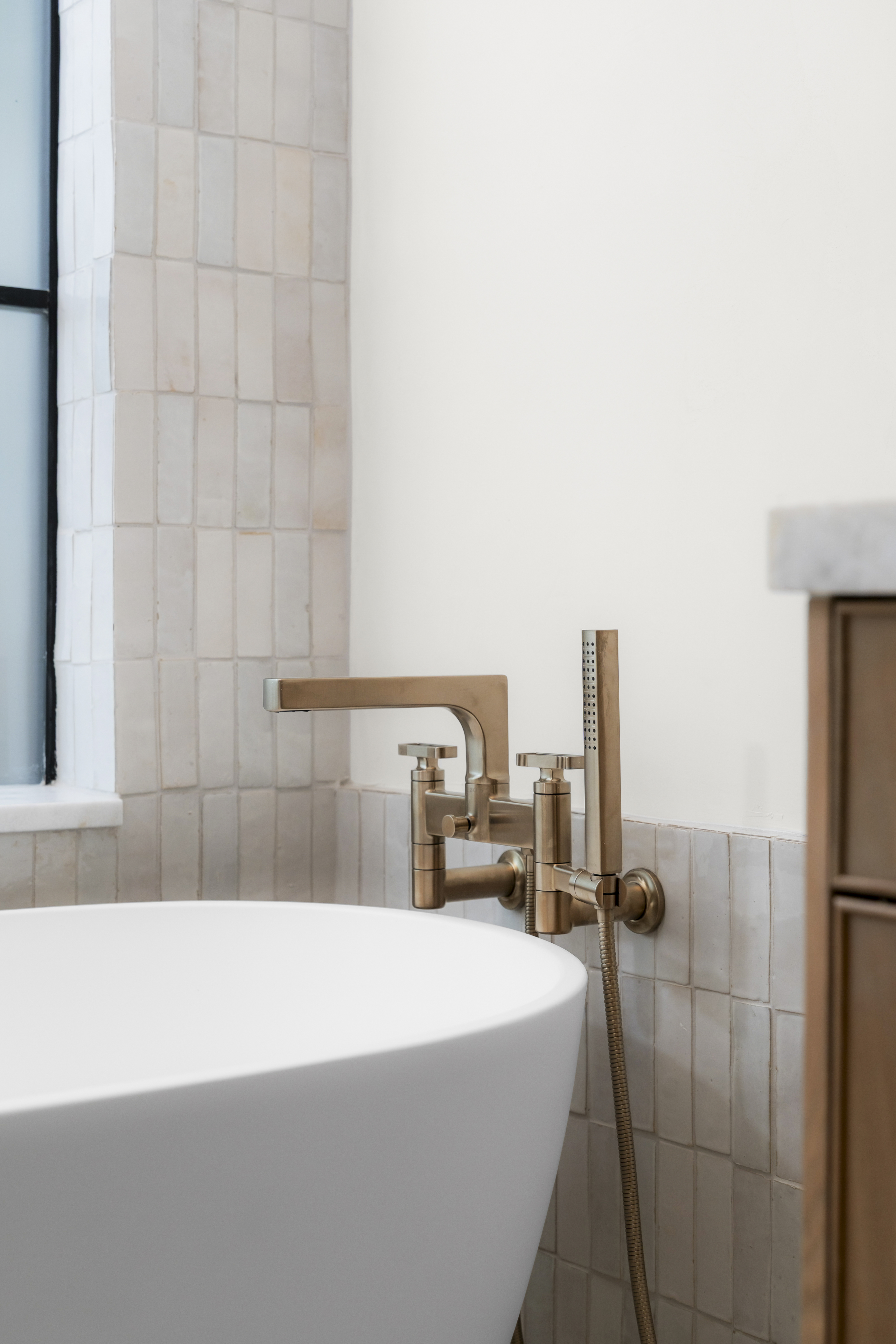 3411 Bridle Path Austin, TX 78703 - Photo 38 of 76 a bathroom with a bathtub and next to a window