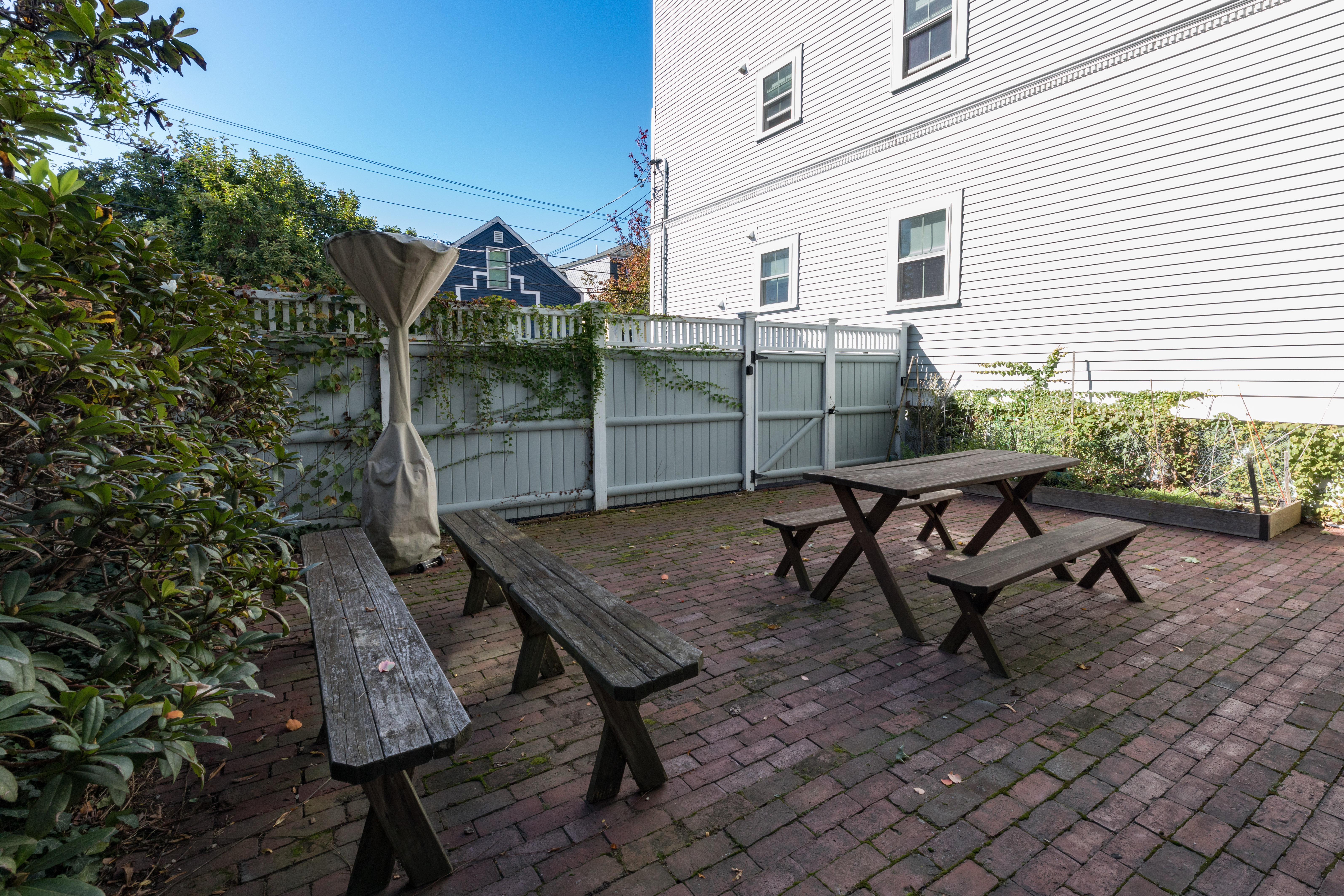 509 Franklin Street, Unit 4 Cambridge, MA 02139 - Photo 18 of 20 a backyard of a house with table and chairs
