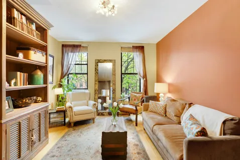 $695,000 | 535 Clinton Street, Unit 2B | Carroll Gardens