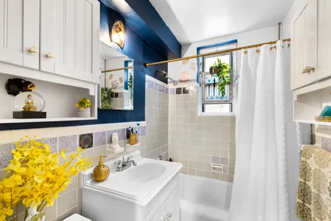 $250,000 | 5635 Netherland Avenue, Unit 1G | North Riverdale