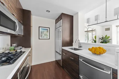 $1,350,000 | 225 East 34th Street, Unit 7B | Murray Hill