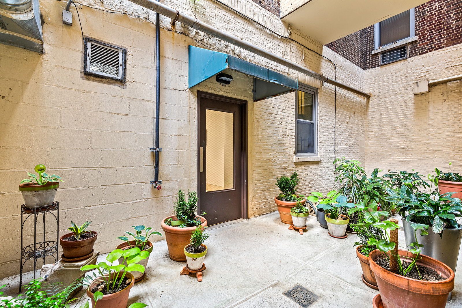 689 Fort Washington Avenue, Unit 1AA Manhattan, NY 10040 - Photo 12 of 13 a front view of a house with outdoor seating