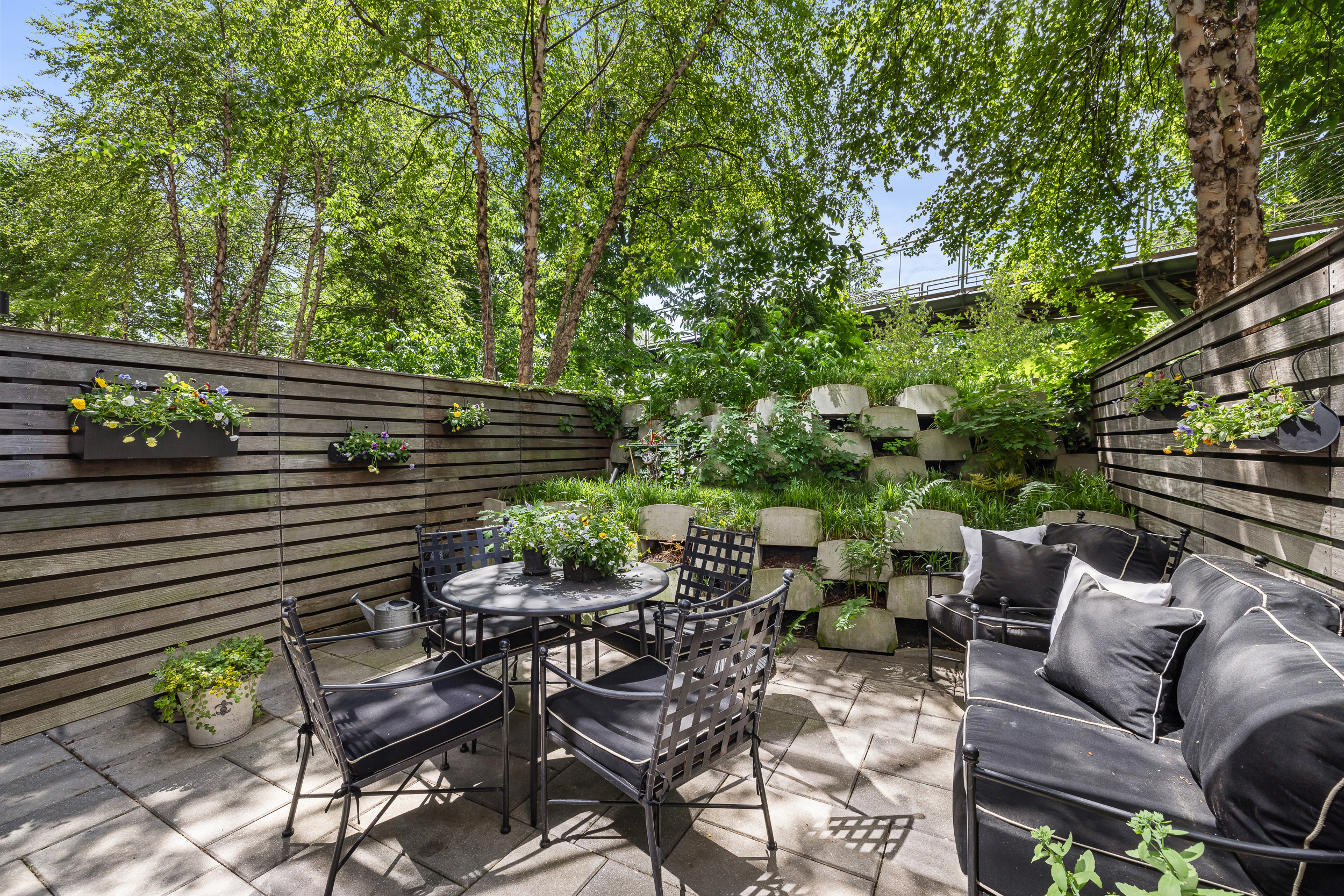90 Furman Street, Unit N107 Brooklyn, NY 11201 - Photo 7 of 30 a view of a chairs and table in the back yard of the house