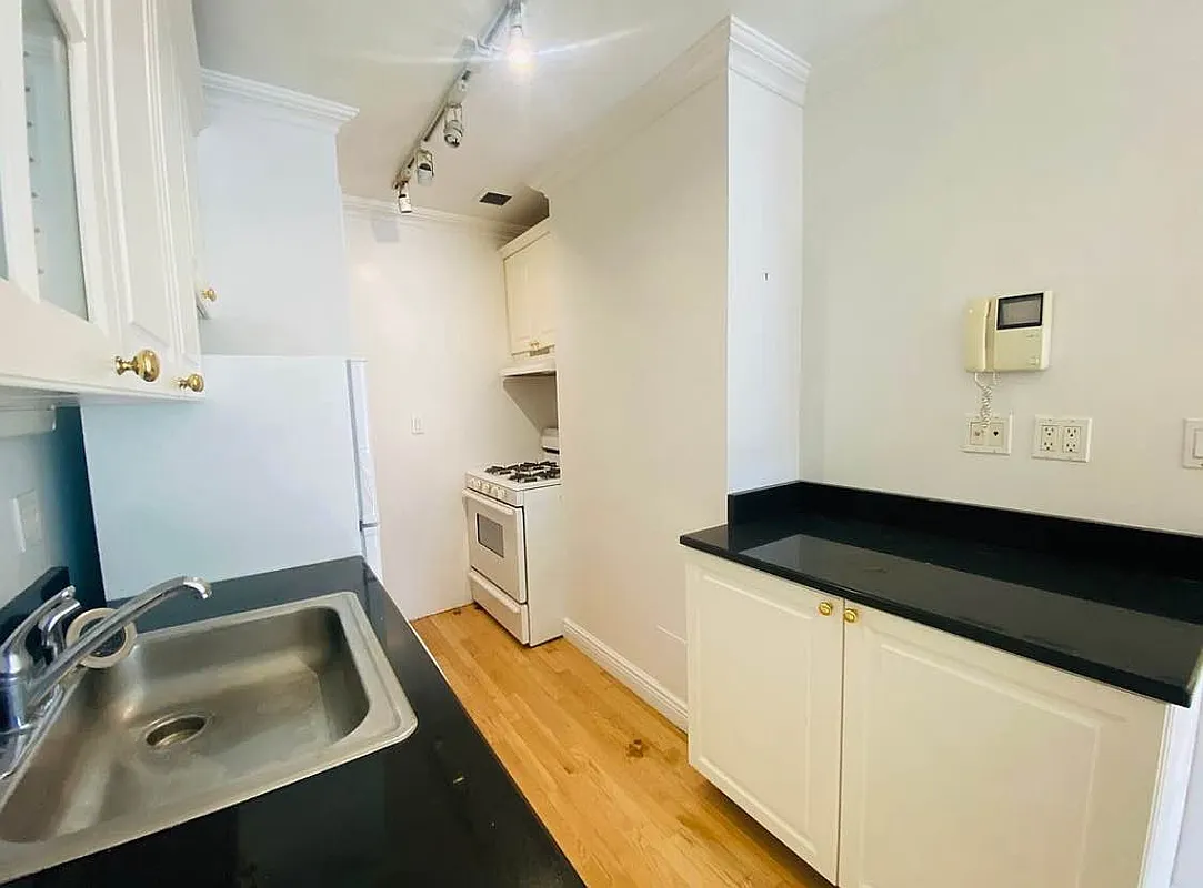 305 West 91st Street, Unit 4F Manhattan, NY 10024 - Photo 9 of 11 a bathroom with a sink and a mirror