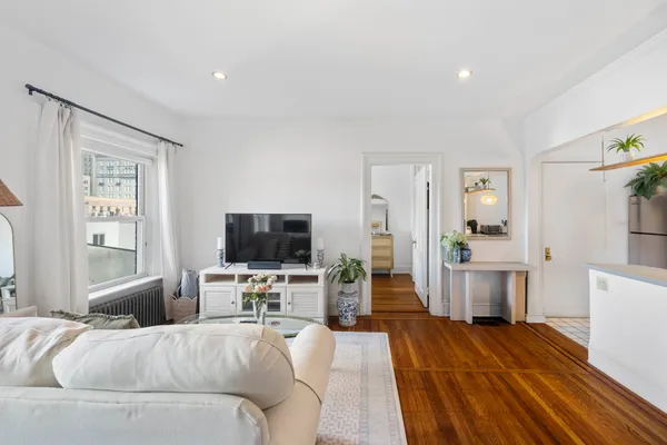 $765,000 | 21 Monroe Place, Unit 5R | Brooklyn Heights