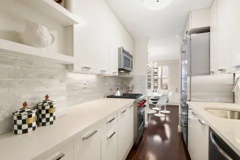 $965,000 | 166 East 61st Street, Unit 15G | Lenox Hill