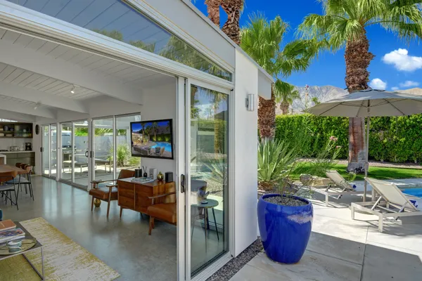 $1,075,000 | 406 East Desert Holly Circle, Palm Springs, CA 92262