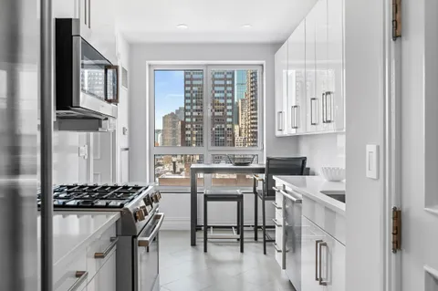 $2,650,000 | East 51st Street | Midtown East