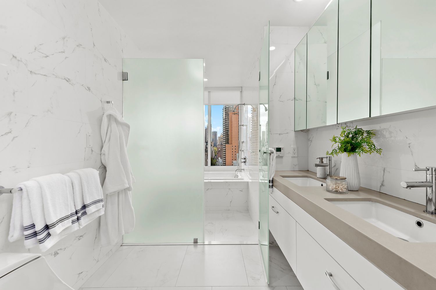301 East 61st Street, Unit 16A Manhattan, NY 10065 - Photo 9 of 17 Gallery Image 9