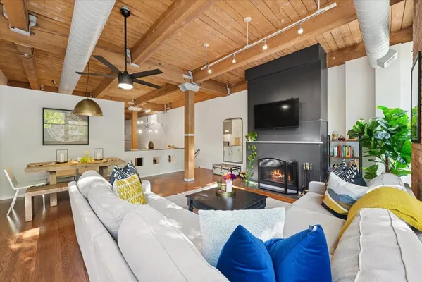 $395,000 | 2804 North Lakewood Avenue, Unit 103, Chicago, IL 60657