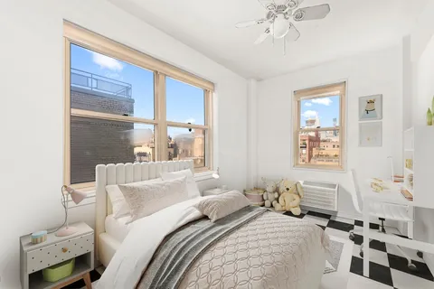 $1,680,000 | 40 East 9th Street, Unit PHG | Greenwich Village