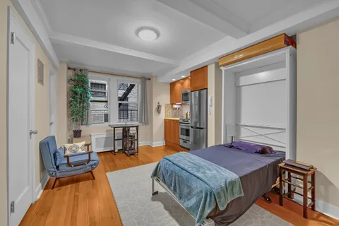 $335,000 | 314 East 41st Street, Unit 306B | Murray Hill