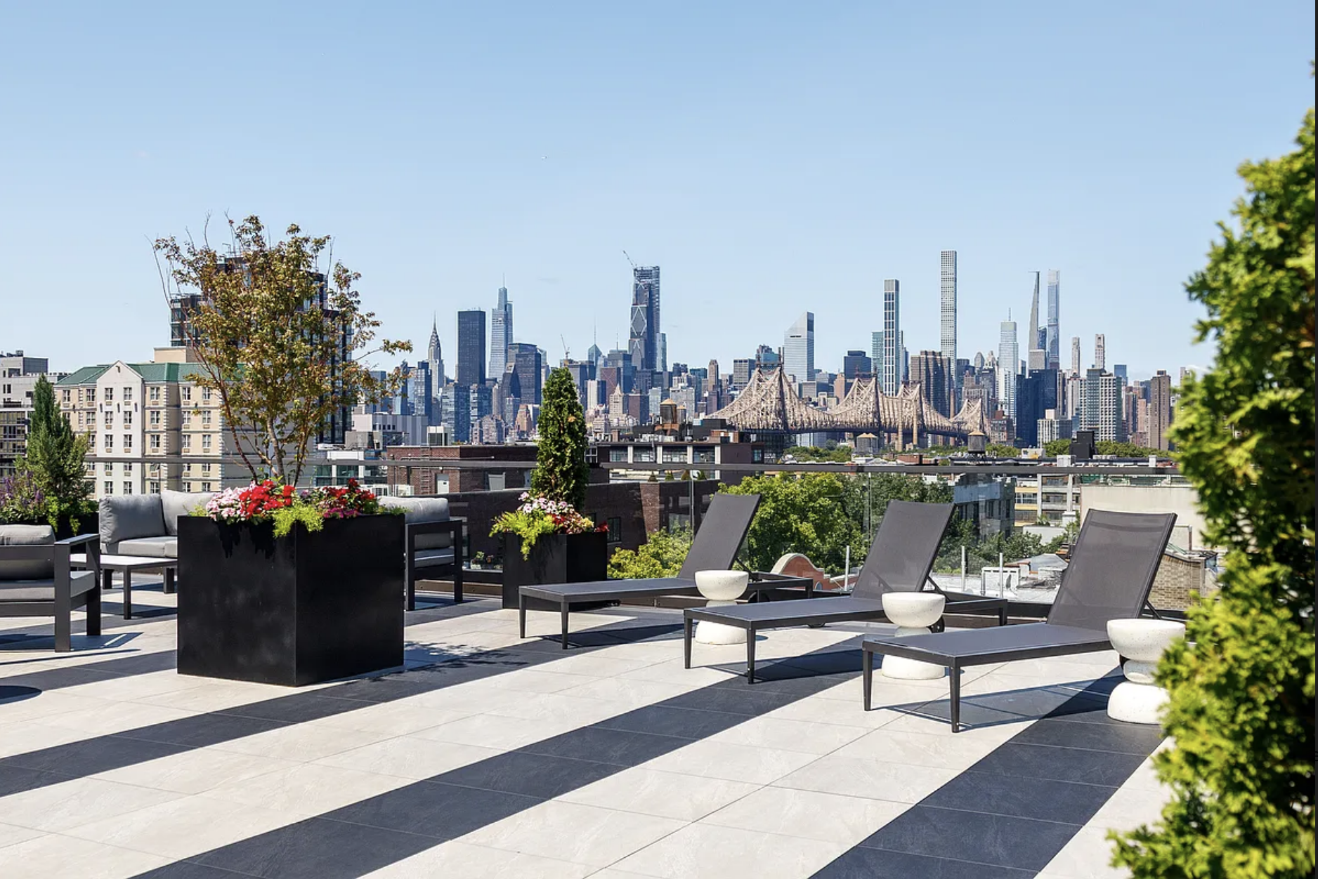 27-09 40th Avenue, Unit 3I Queens, NY 11101 - Photo 11 of 13 a view of a terrace with sitting chairs
