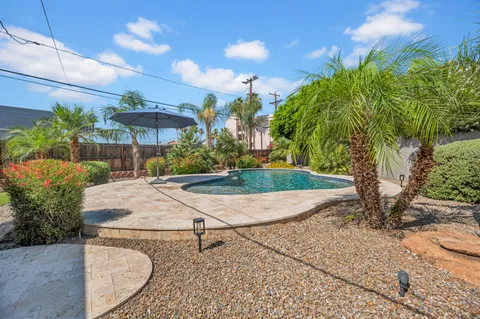 a view of a backyard
