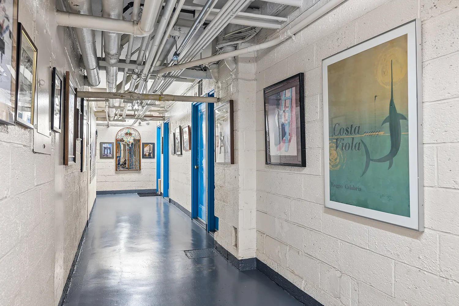 a view of gallery with hallway