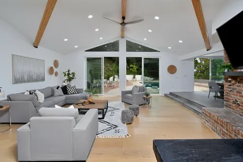 $2,599,000 | 4053 Harclare Lane, Encino, CA 91436