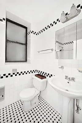 $899,000 | 425 West 24th Street, Unit 1E | Chelsea