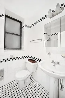 $899,000 | 425 West 24th Street, Unit 1E | Chelsea