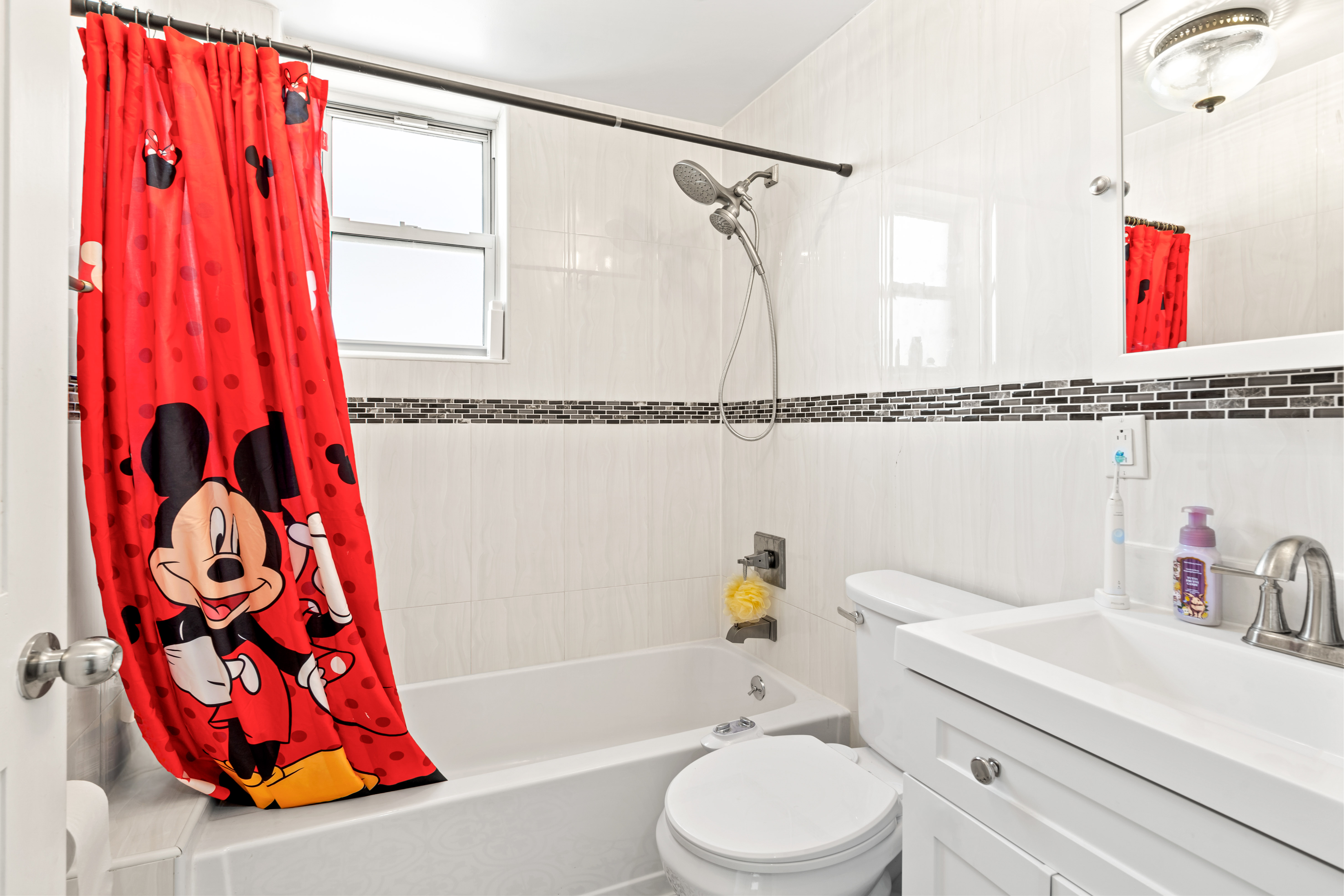 65-33 38th Avenue, Unit 5 Queens, NY 11377 - Photo 15 of 23 a bathroom with a sink and a bathtub