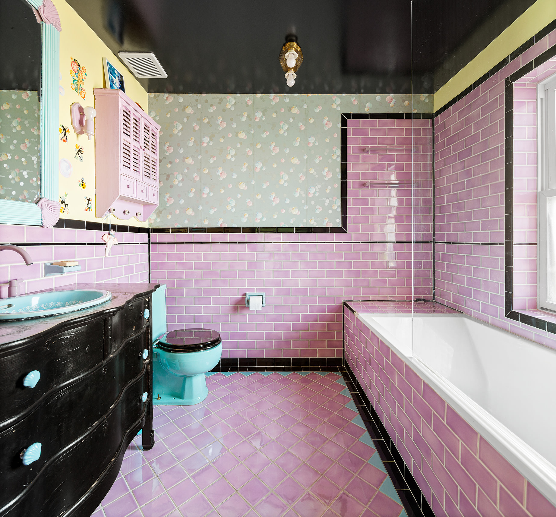 100 King Street Brooklyn, NY 11231 - Photo 10 of 21 a bathroom with a bathtub sink and toilet